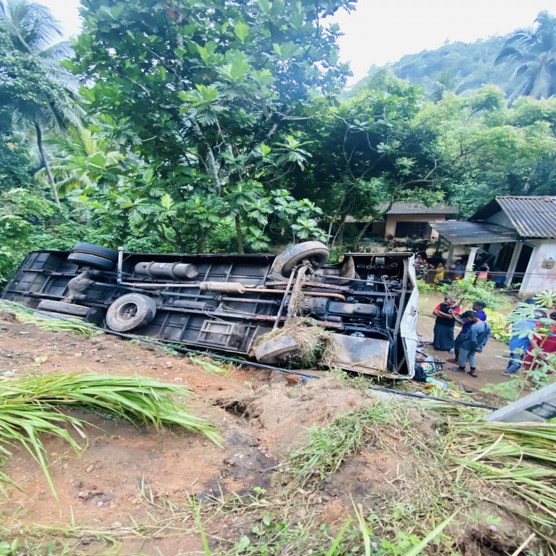 bus-accident-in-kekalai-early-this-morning:-41-people-in-hospital