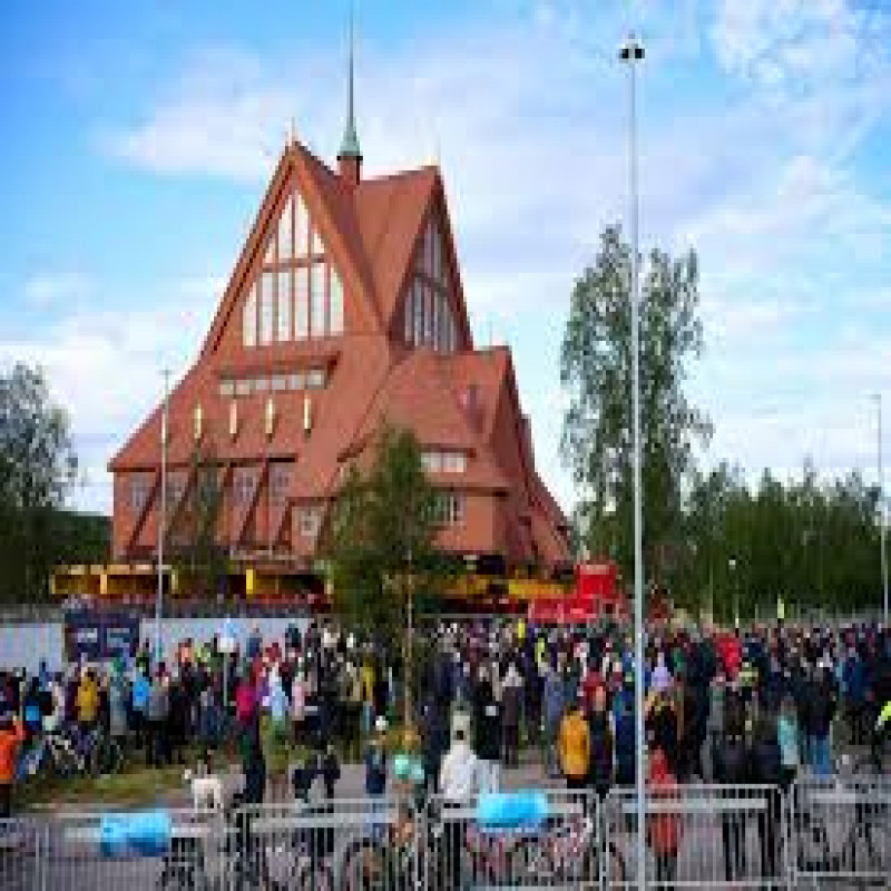 sweden---crowds-of-people-trying-to-relocate-oldest-church