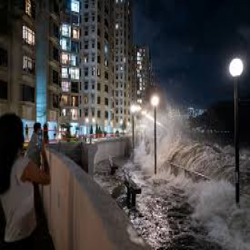 maximum-alert-in-hong-kong:-typhoon-rakasa-that-ravaged-taiwan